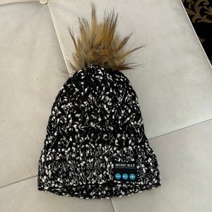 MUSIC PLAYING BEANIE